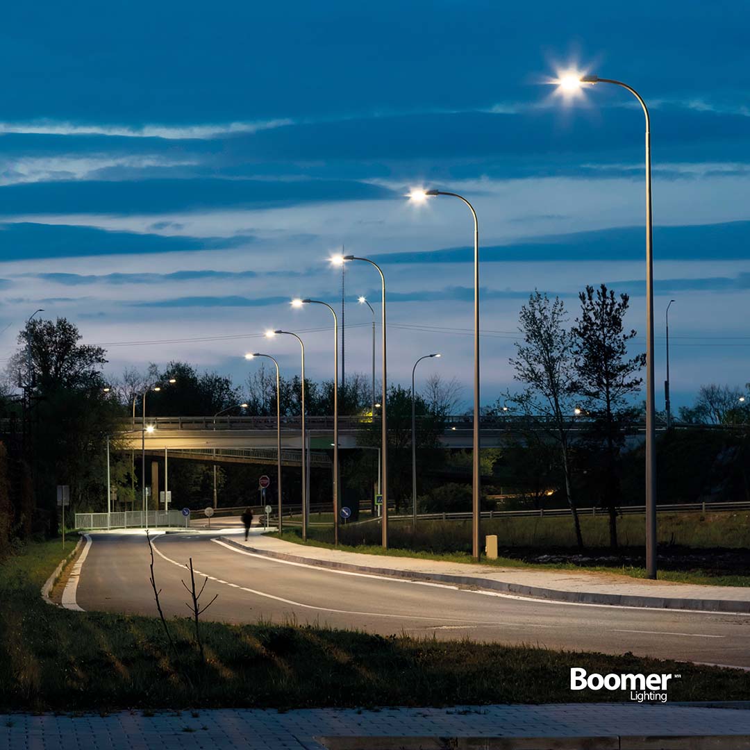 LUMINARIA URBANA CON BASE NEMA 3 PINES 50W LUZ FRÍA, IK08